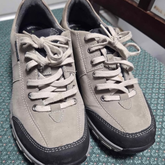 Clarks Shoes - Women's Casual Lace-Up Shoes - Black and Tan